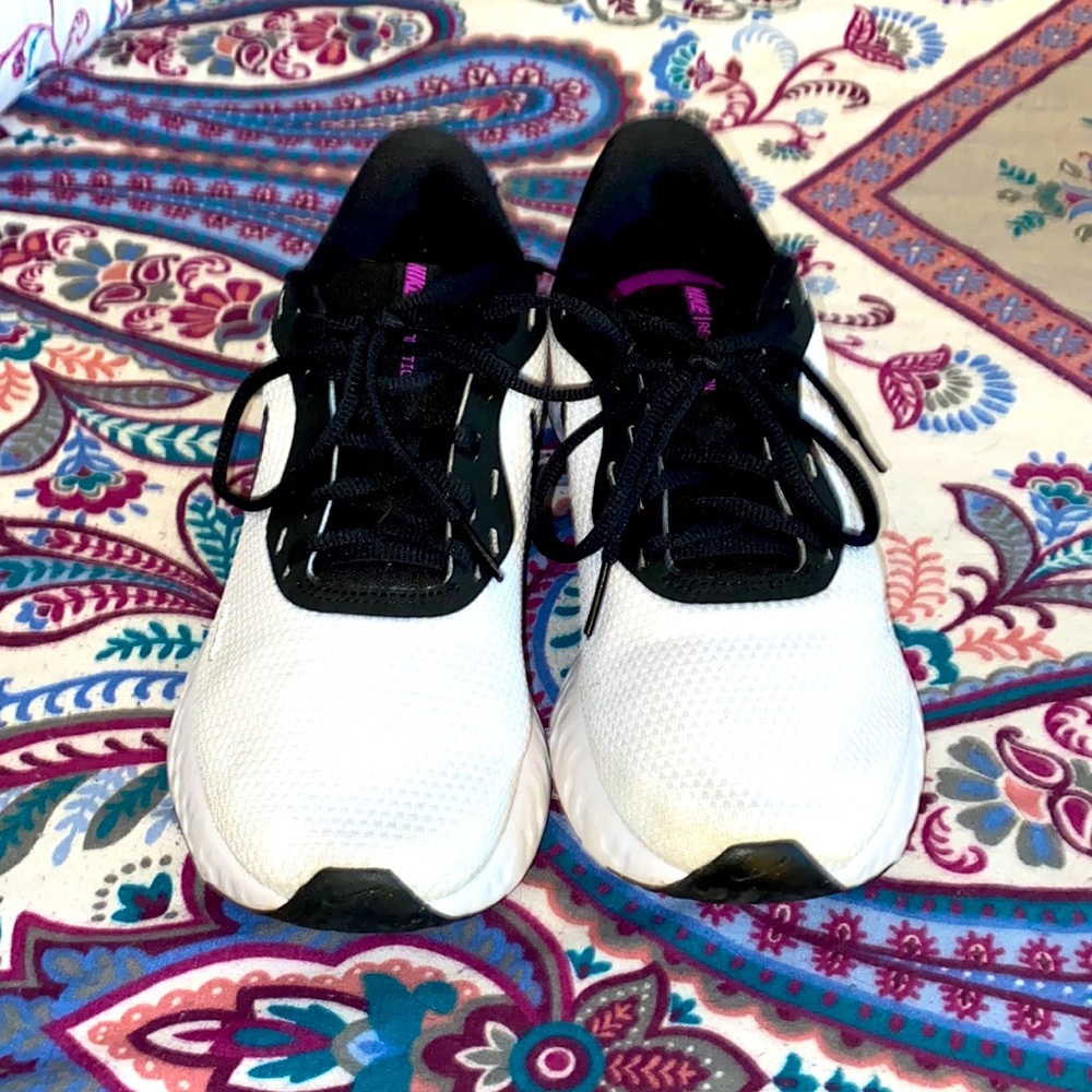 Nike Revolution 5 sneakers
